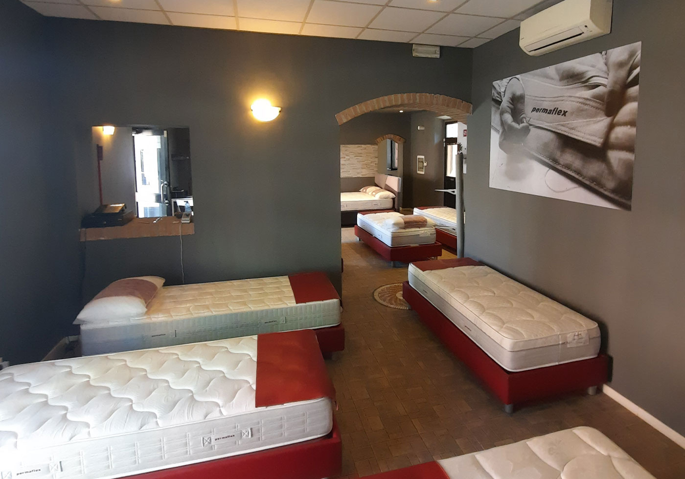 Foto del negozio, esposizione materassi e reti Permaflex